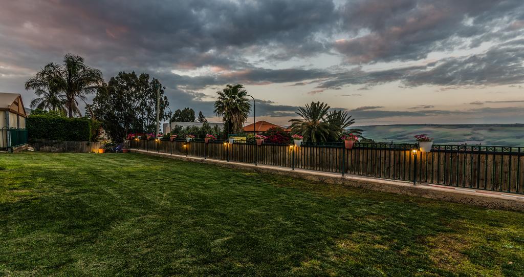 Avigail Guest House Yavneʼel Buitenkant foto